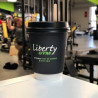 Vaso de cartón impreso personalizado con tapa negra con el logo 'Liberty Gym'