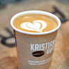 Vaso de papel biodegradable impreso personalizado con el logotipo de 'Kristians Kaffe'