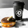 Vaso de cartón BIO de doble pared con impresión personalizada y tapa negra con el logotipo 'Black box donuts'